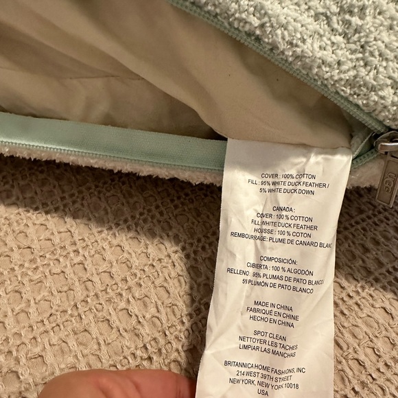 Ugg - Picture 3 of 4